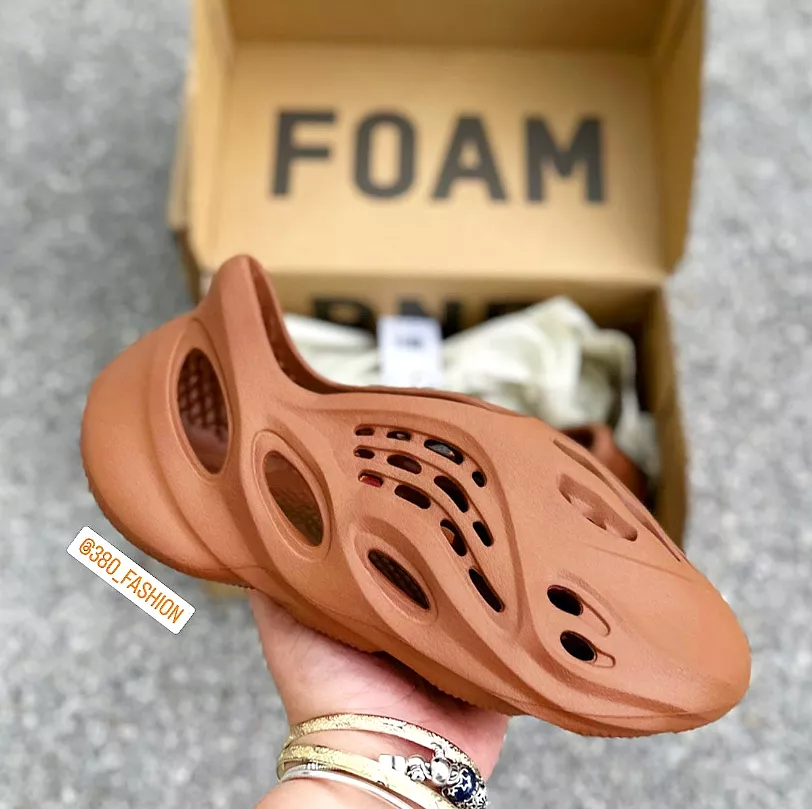 Adidas Yeezy Foam RNNR Clay Red