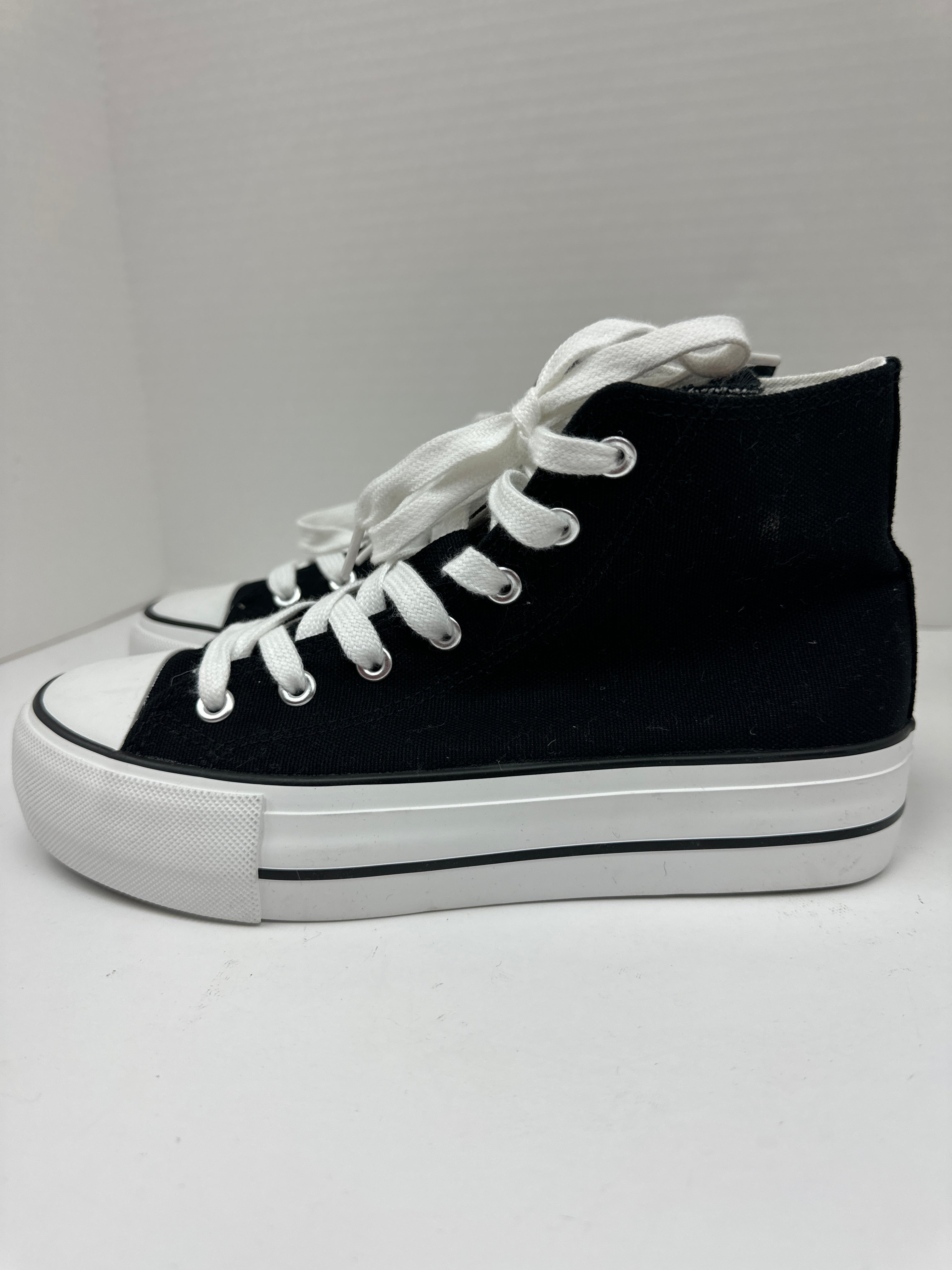 Shoes Sneakers By Clothes Mentor  Size: 8