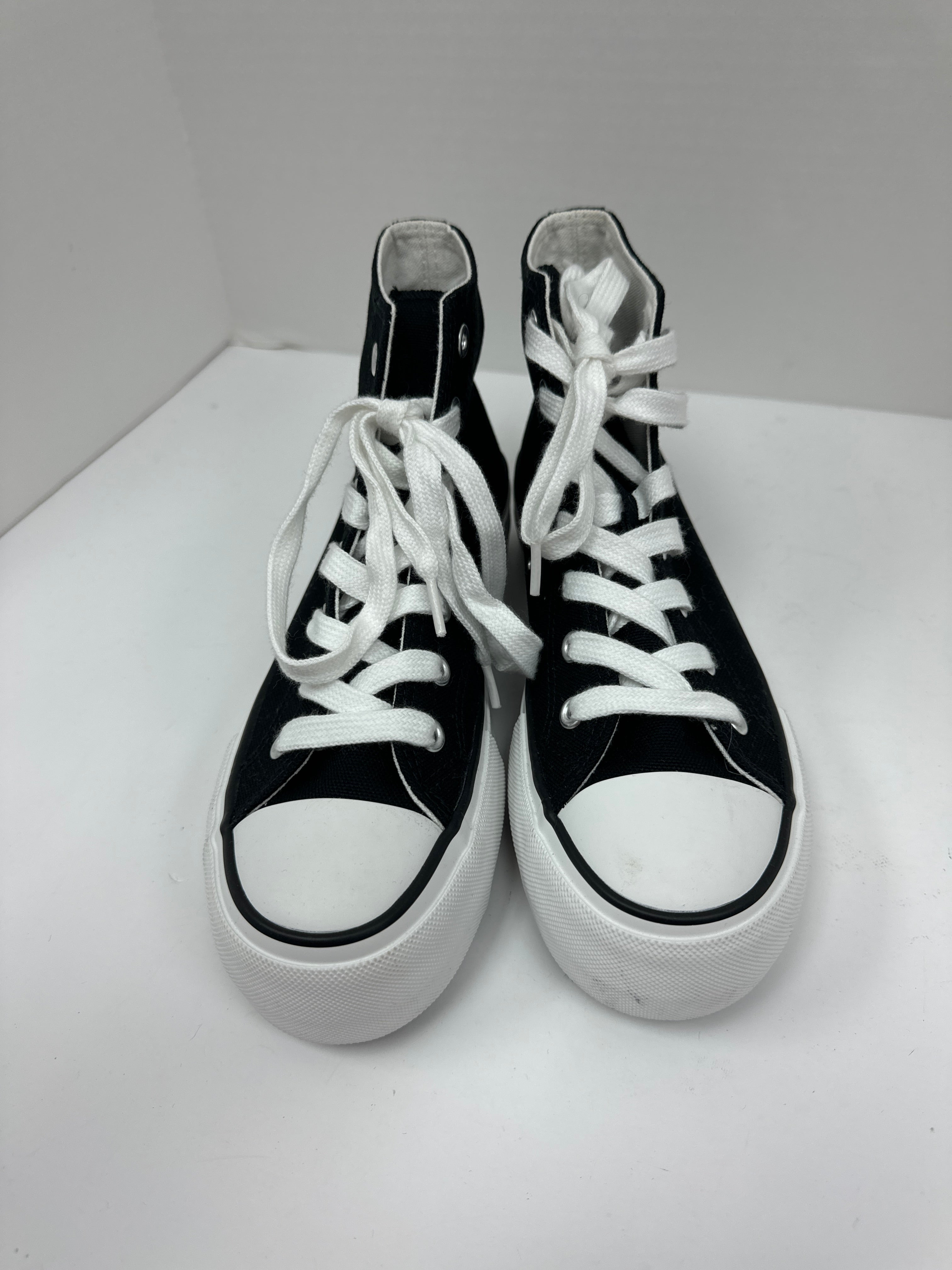 Shoes Sneakers By Clothes Mentor  Size: 8