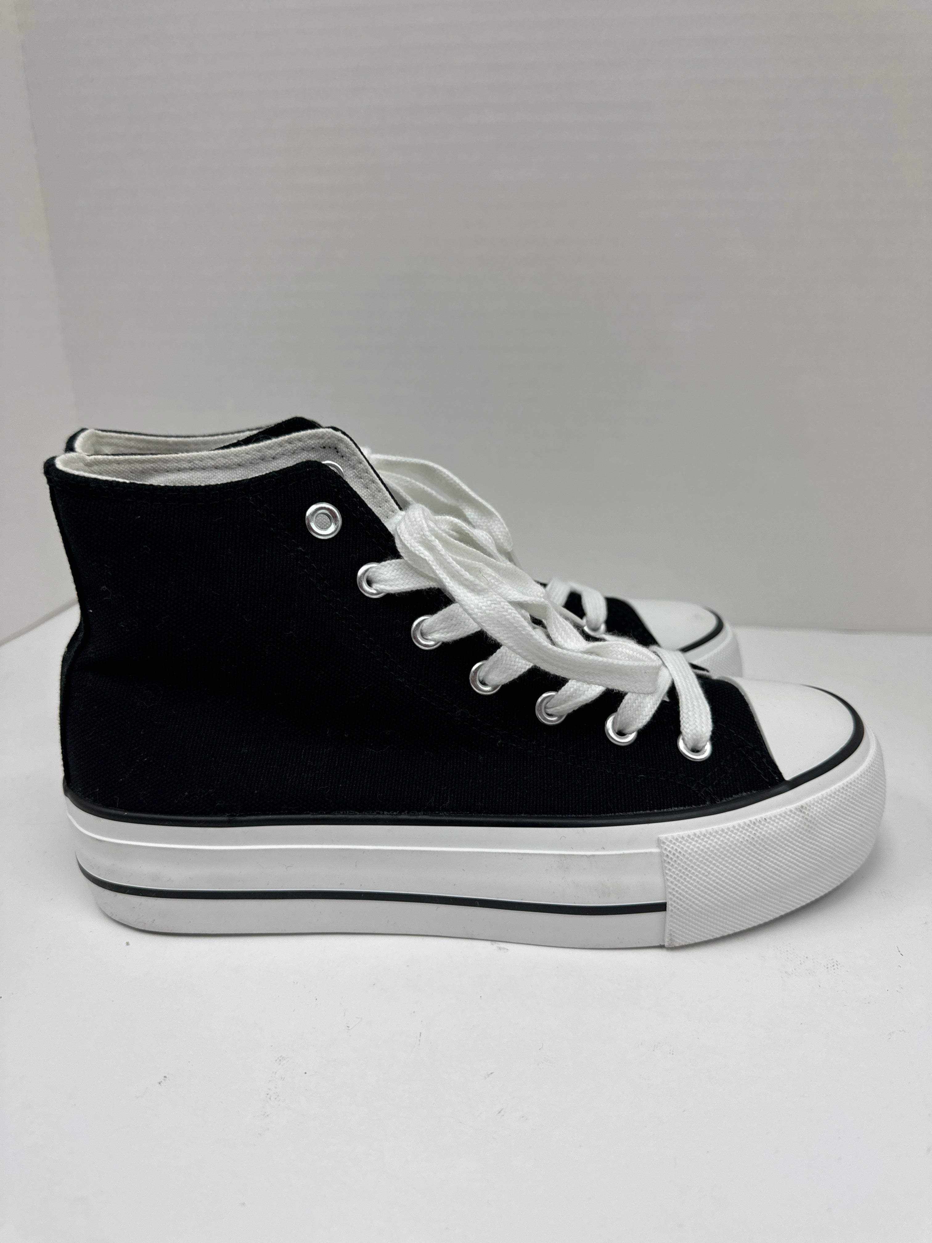 Shoes Sneakers By Clothes Mentor  Size: 8