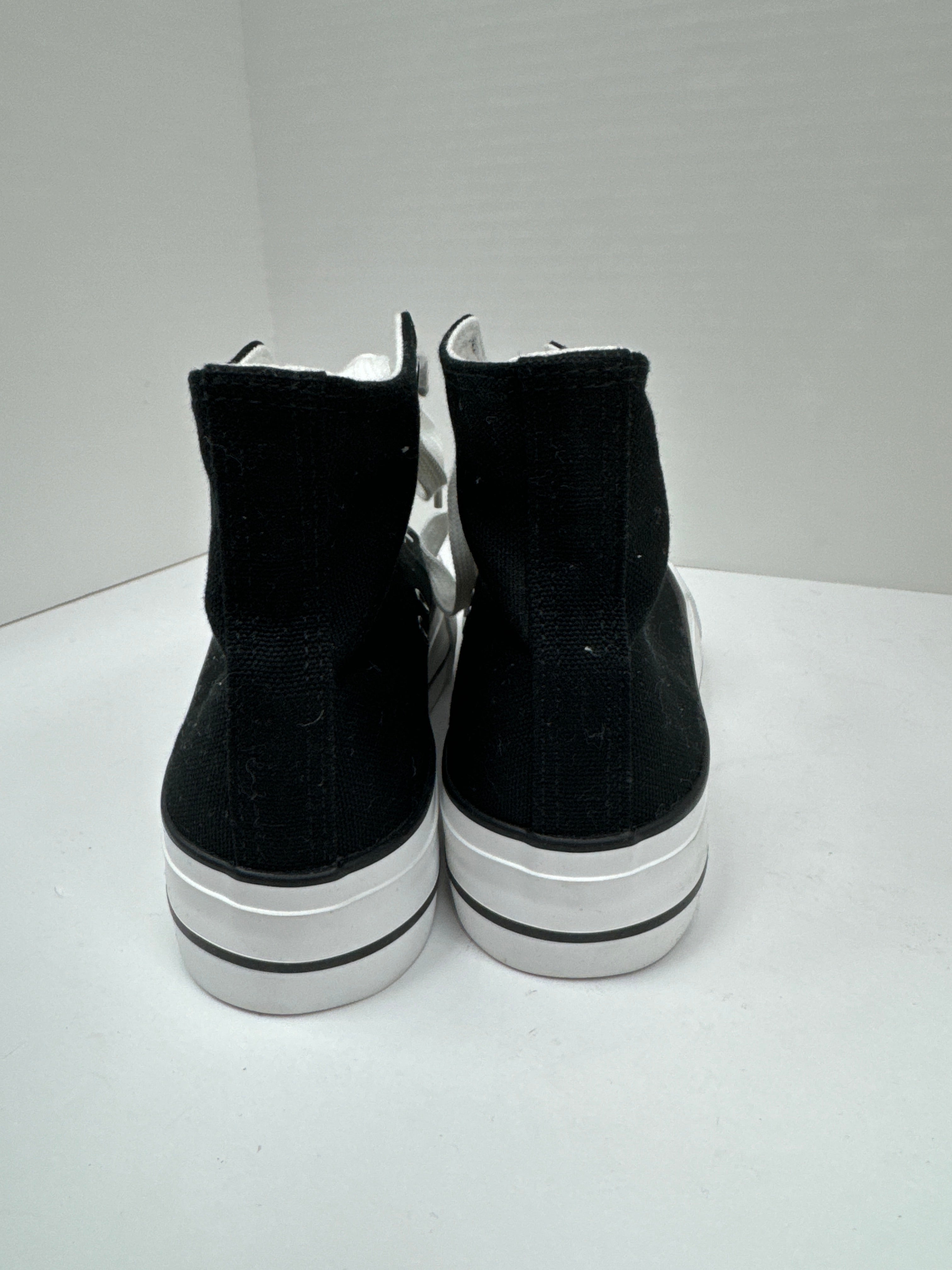 Shoes Sneakers By Clothes Mentor  Size: 8