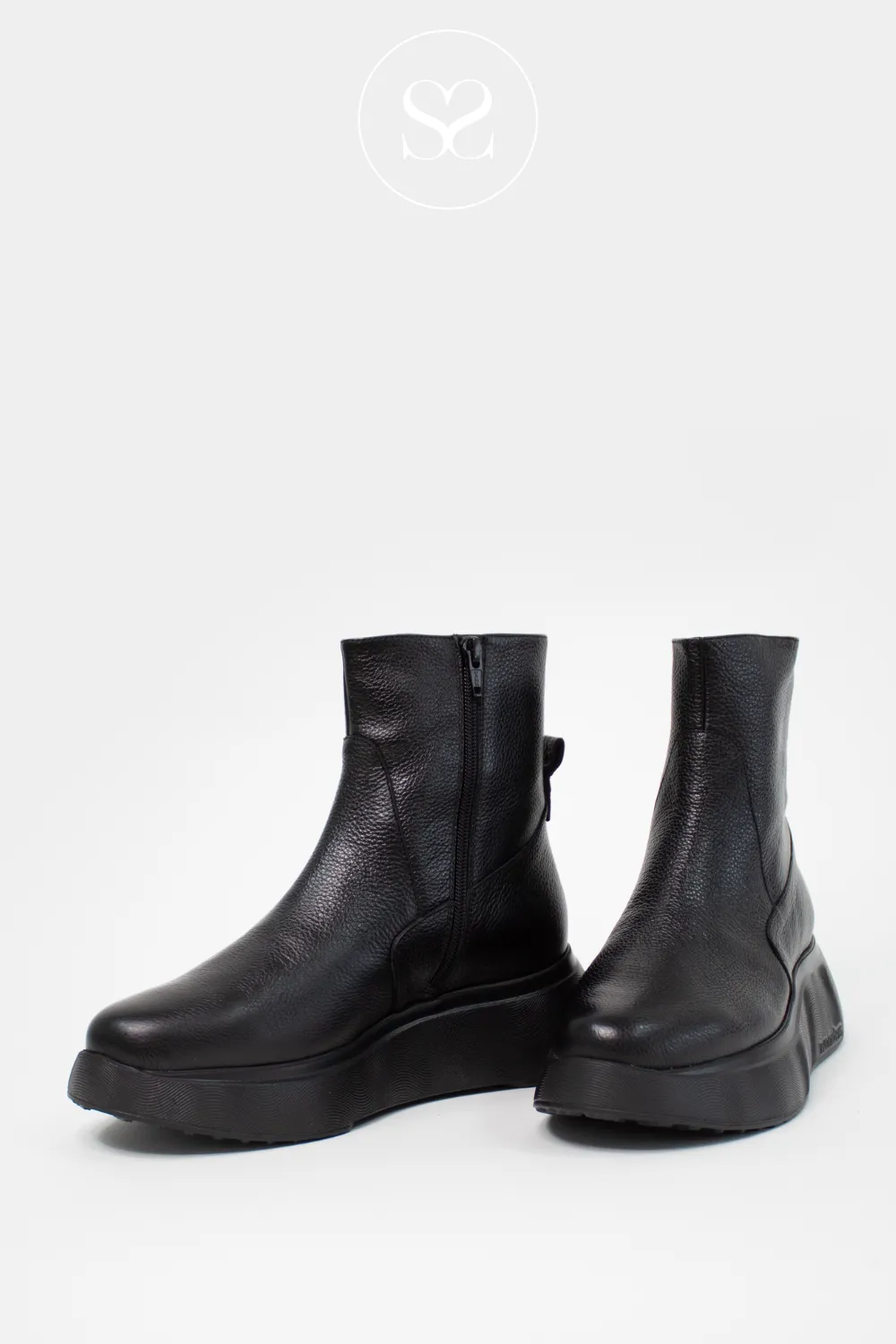 WONDERS A-3616 BLACK LEATHER WEDGE ANKLE BOOTS