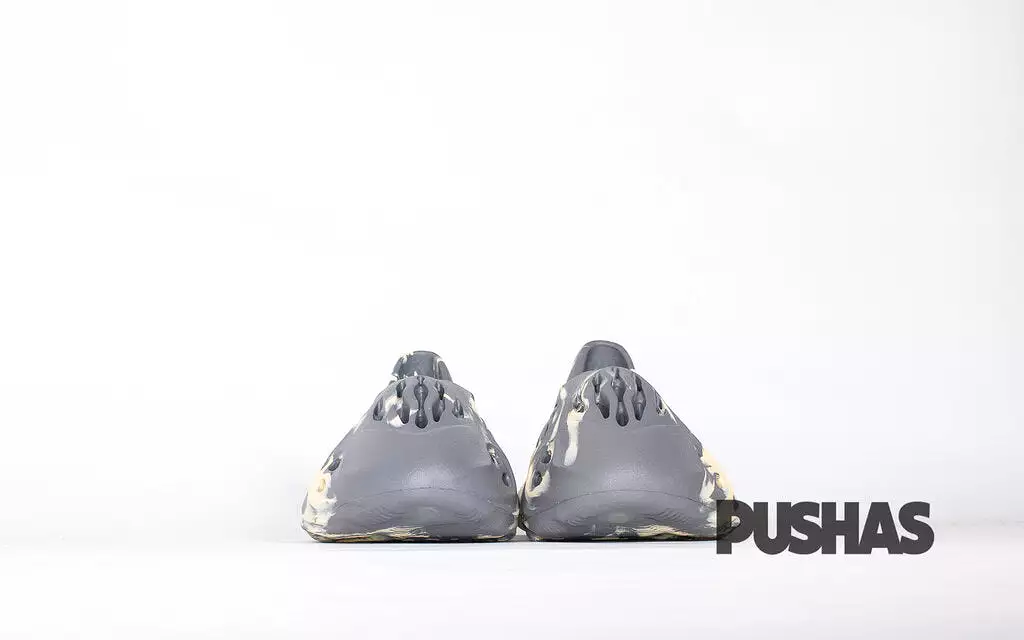 Yeezy Foam RNNR MXT 'Moon Gray'